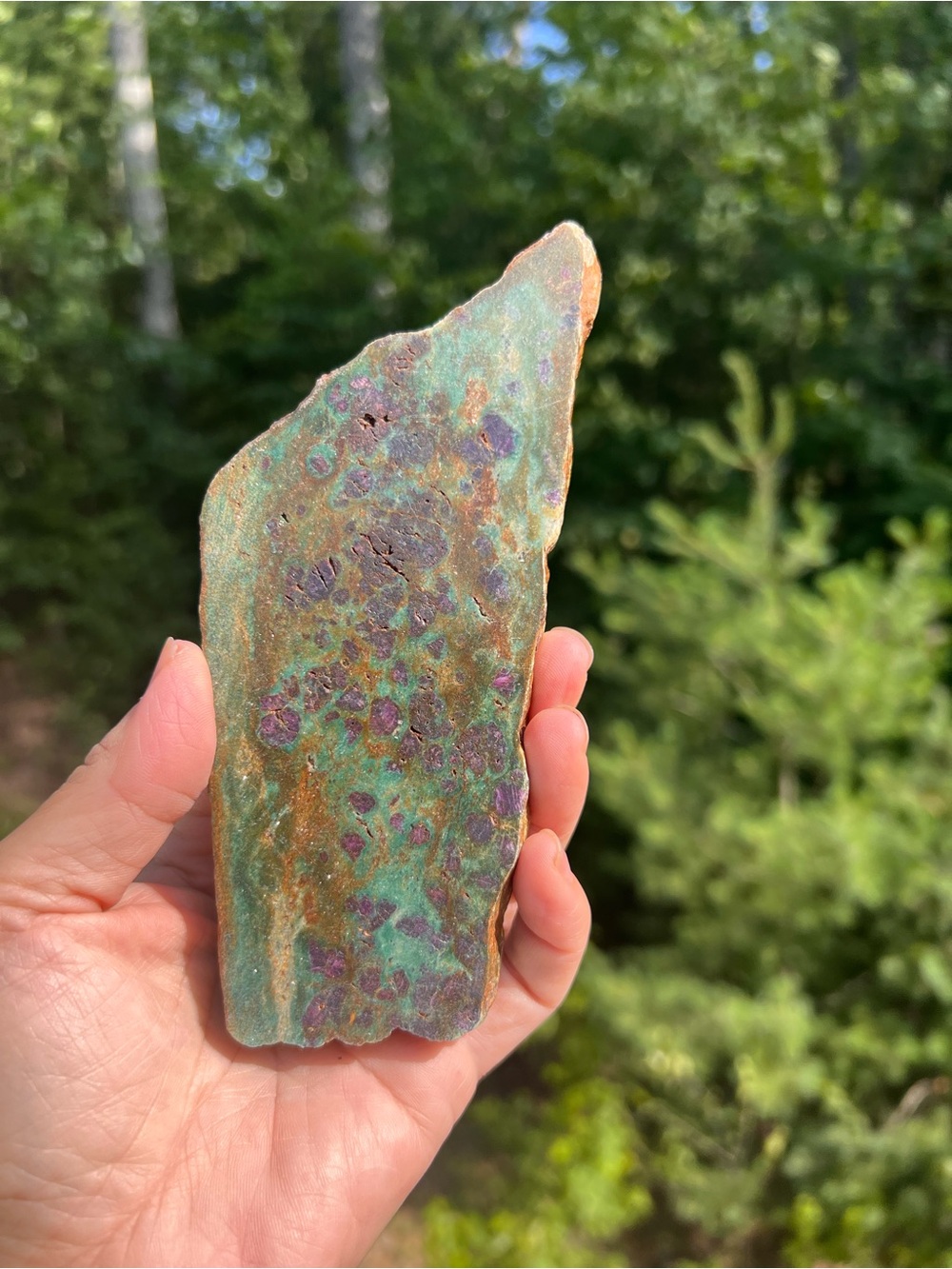 Ruby (1) in fuchsite slab with stand | crystal ~ strong uv